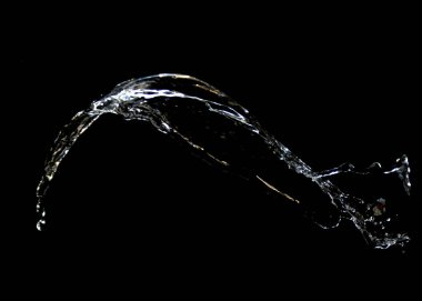 Su sıçraması siyah arkaplanda izole.