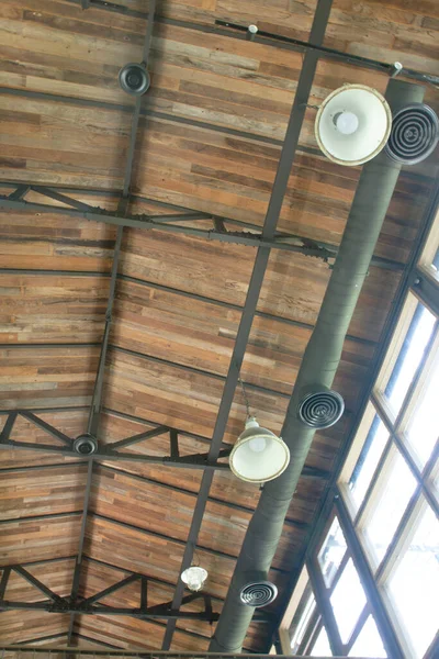 Güzel bir restoranın tavanında asılı duran lambalar..