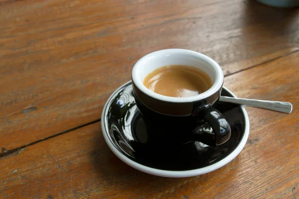 Tasse Schwarzer Kaffee Auf Dem Holztisch Café — Stockfoto
