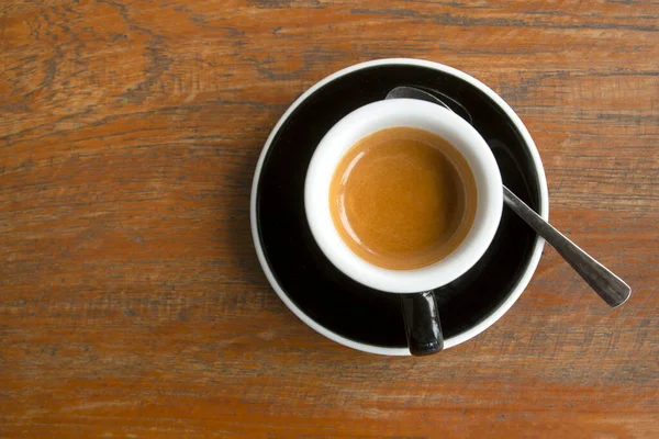 Schwarzer Kaffee Auf Einem Holztisch — Stockfoto