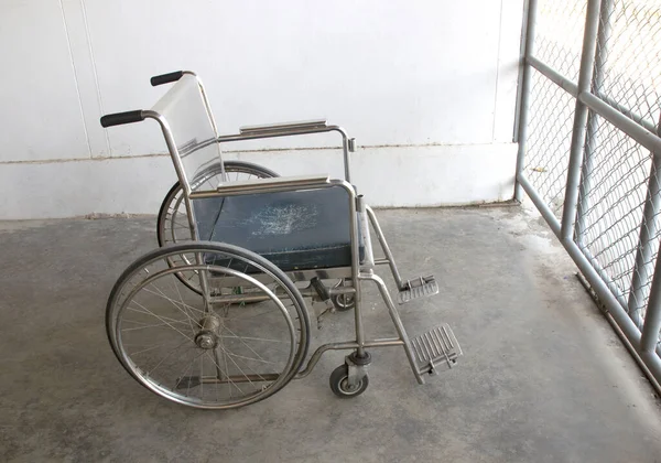 Pusty Wózek Inwalidzki Zaparkowane Szpitalu — Zdjęcie stockowe