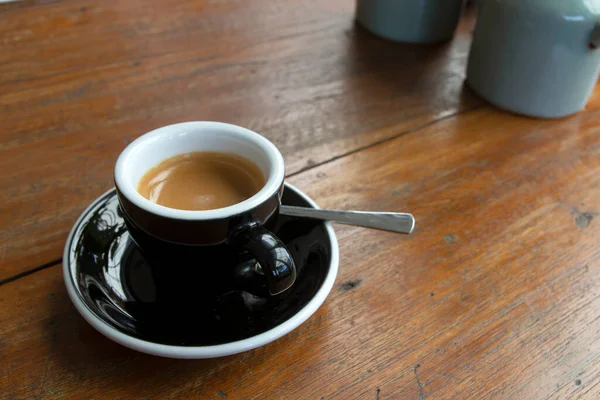 Schwarzer Kaffee Einer Tasse Auf Einem Holztisch — Stockfoto
