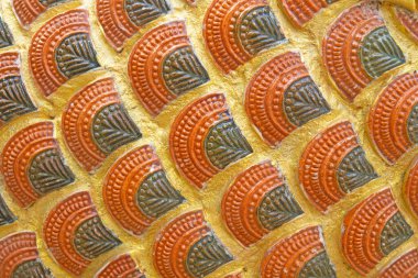 Tayland tapınağındaki bir Naga heykelinin pulları.