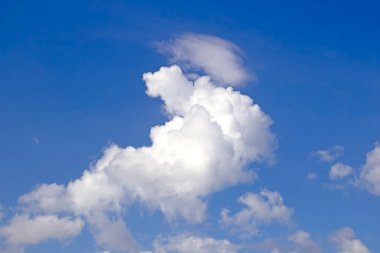 Küçük bulutlu mavi gökyüzü arkaplanı