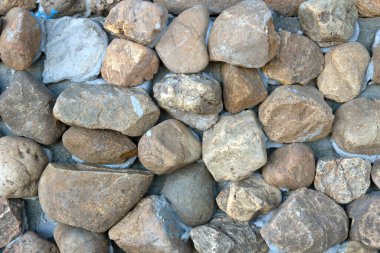 Gri duvarla örülmüş taş duvar.