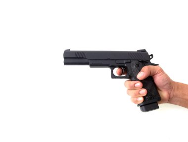 Siyah arka planda izole edilmiş, erkek eli tabanca.