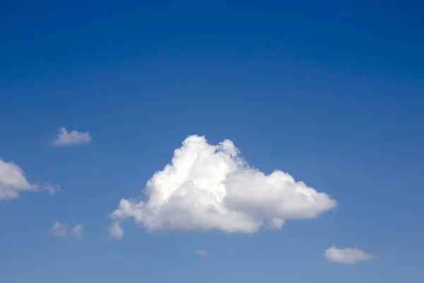 Fehér Felhők Ellen Kék Háttér — Stock Fotó