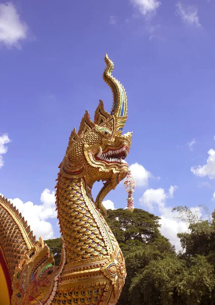 Tayland Tapınağında Naga Heykeli — Stok fotoğraf
