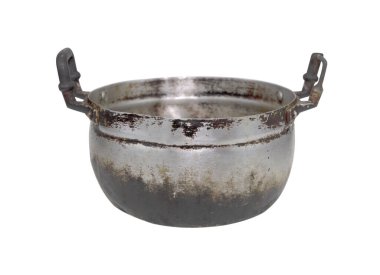 Beyaz arka plan üzerinde izole eski tencereye