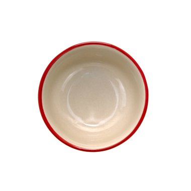 Beyaz arkaplanda boş seramik kasenin üst görünümü