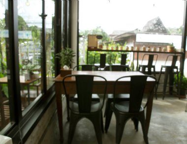 Kafedeki masalar ve sandalyeler bulanık.