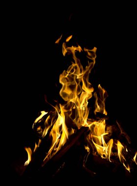 alevler siyah arkaplanda.