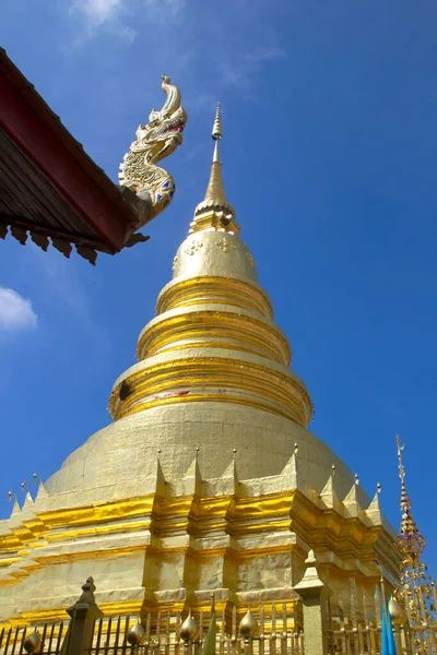 Wat Phra 'daki altın pagoda Hariphunchai, Lamphun, Tayland
