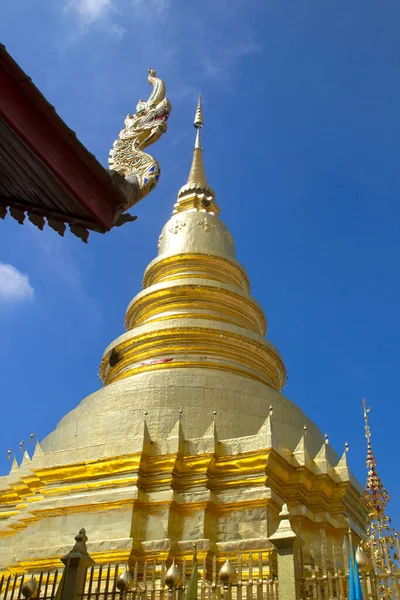 Pagoda Oro Wat Phra Hariphunchai Lamphun Thailandia — Foto Stock