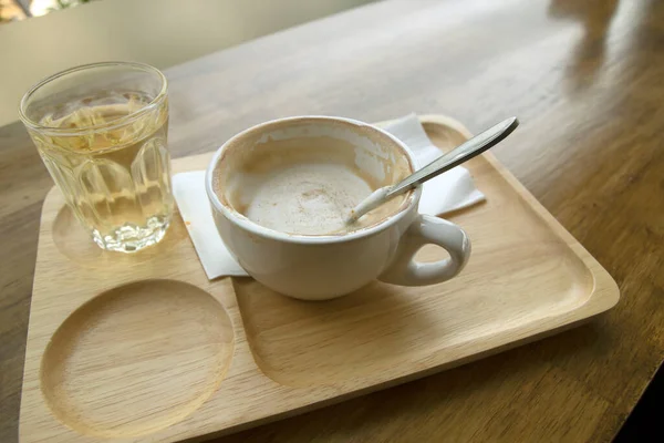 Heißer Kaffee Einer Tasse Und Teetasse Auf Einem Holztisch — Stockfoto