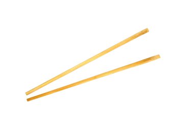 Beyaz arka planda izole edilmiş tahta çubuklar.