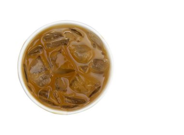 Beyaz arka planda izole edilmiş cam bir bardakta buzlu kahve..