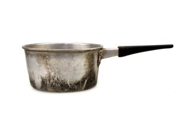 Beyaz arka planda izole edilmiş eski ve kirli tencereler.