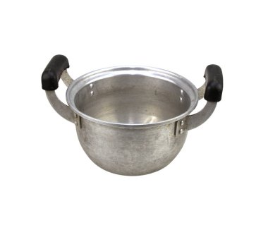 Beyaz arka planda izole edilmiş eski tencereler