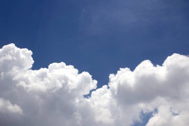 Küçük bulutlu mavi gökyüzü arkaplanı.