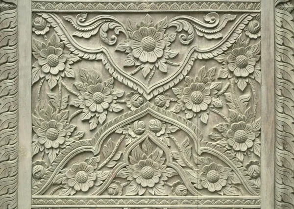 Motif Fleur Sculpté Sur Fond Bois — Photo