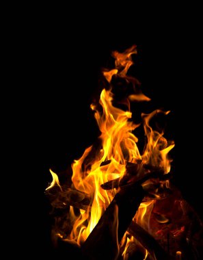 Siyah arkaplan dokusunda izole şenlik ateşi