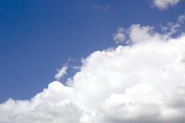 Beyaz bulutlu mavi gökyüzü arkaplan deseni