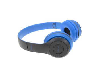 Beyaz arkaplanda mavi kablosuz kulaklık