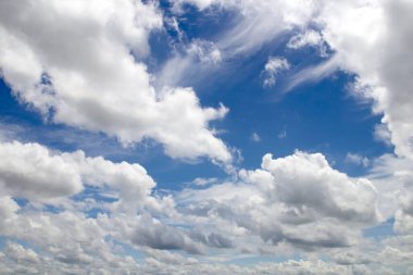 Mavi gökyüzü arkaplanı ve beyaz bulutlar