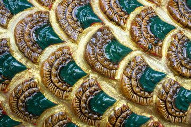 Tayland tapınağındaki Naga heykelinden Naga pulları.