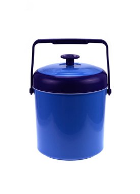 Beyaz arka planda plastik buz kovası