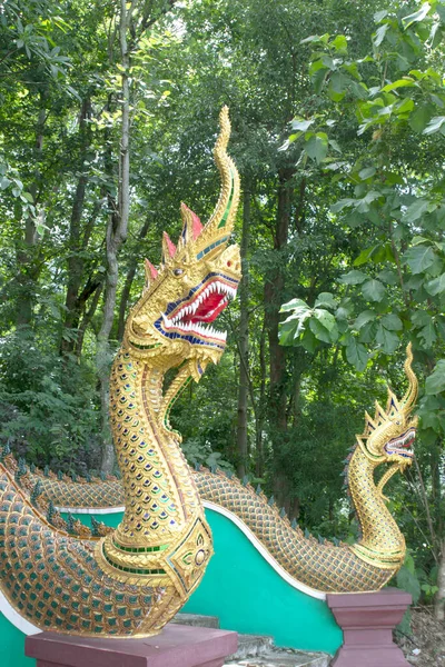 Merdivenlerin Kenarındaki Naga Heykeli Tayland Tapınağına Çıkıyor — Stok fotoğraf