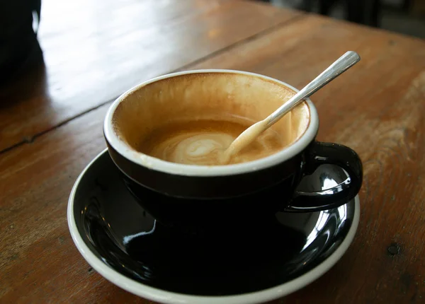 Gorąca Filiżanka Kawy Drewnianym Tle Stołu — Zdjęcie stockowe
