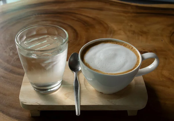 Heißer Kaffee Und Ein Glas Wasser Auf Einem Hölzernen Kaffeetisch — Stockfoto