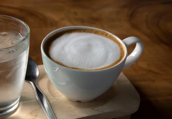 Heißer Kaffee Und Wasser Auf Holztisch — Stockfoto
