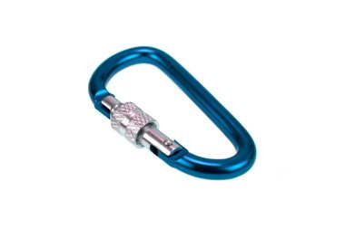 Beyaz arkaplanda izole edilmiş tırmanma karabinası