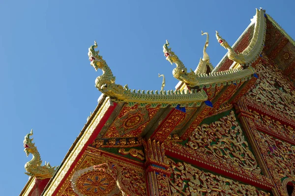 Gold Wooden Dragon Head Thai Traditional Eaves Roof Temple Thailand — ストック写真