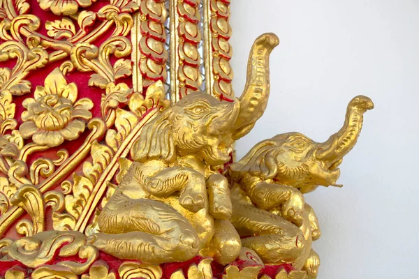 タイの寺院にある黄金の象像 — ストック写真