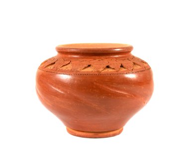 Beyaz arka planda izole edilmiş içme suyu için küçük kil kap.