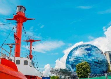 Kaliningrad, Rusya. 1 Haziran - 2021. Dünya Okyanusu Müzesi 'nin bir küre şeklinde ve ön planda bir gemi şeklinde inşa edilmesi.