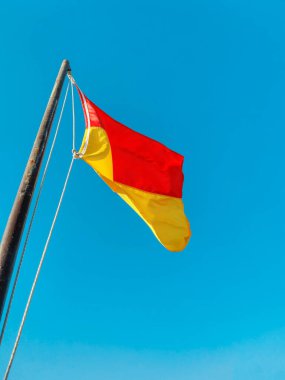 Sahilde kırmızı ve sarı uyarı bayrağı