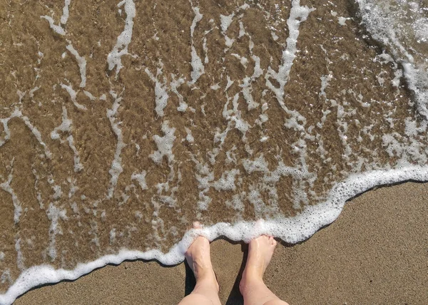 沙滩上的赤脚和泡沫 — 图库照片