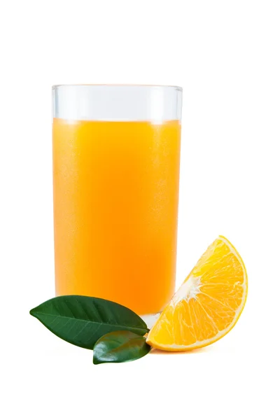 Апельсины, сок и листья — стоковое фото