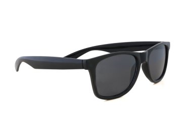 Beyaz arkaplanda güneş gözlüğü