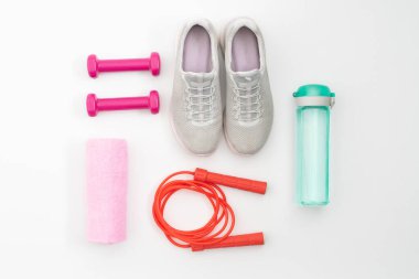 Spor hala beyaz arka planda üst görünüm dambılları