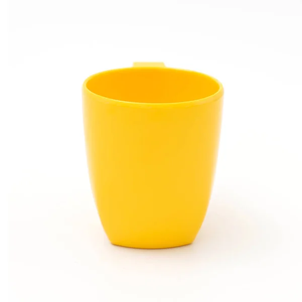 白い背景に黄色いマグカップ — ストック写真