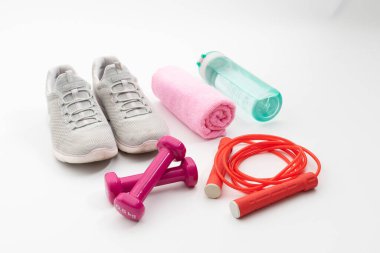 Beyaz arka planda spor dambılları