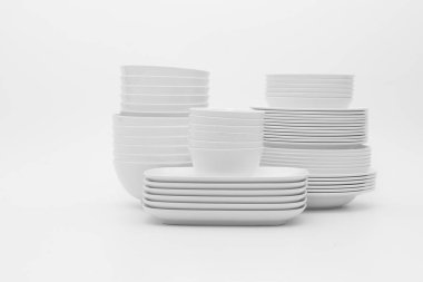 Temiz tabak bardaklarını beyaz arka plana yerleştir