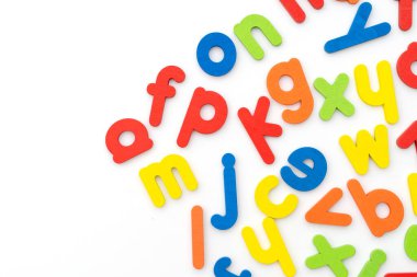 Beyaz arkaplan üzerine renkli İngilizce alfabesini ayarla