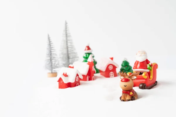 Święty Mikołaj Nadchodzi Miasto Tle Śniegu — Zdjęcie stockowe